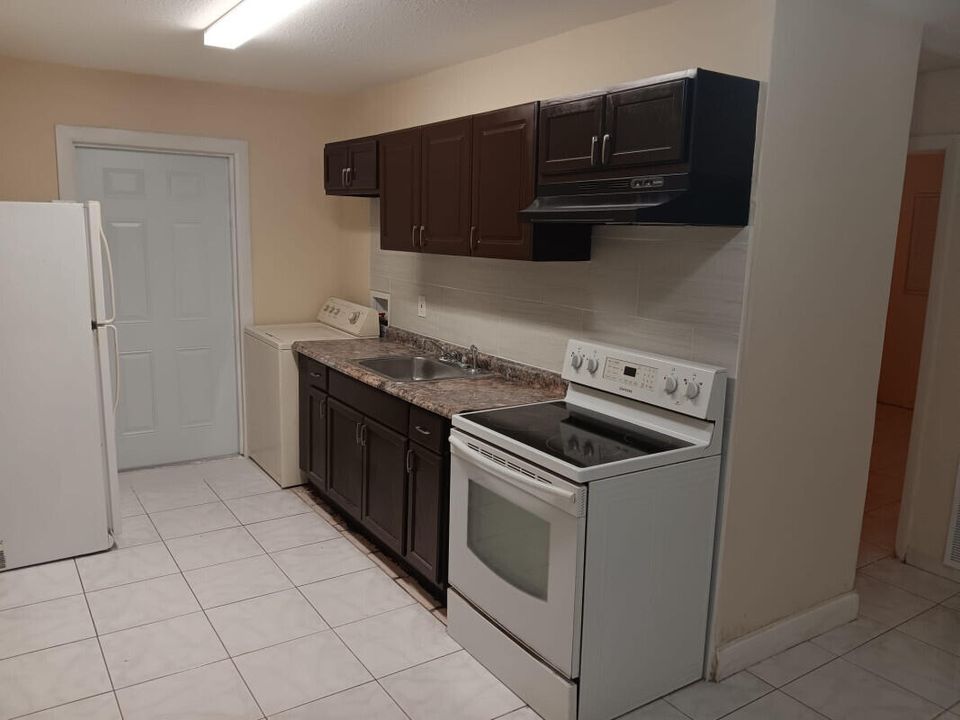 For Rent: $1,550 (3 beds, 1 baths, 880 Square Feet)