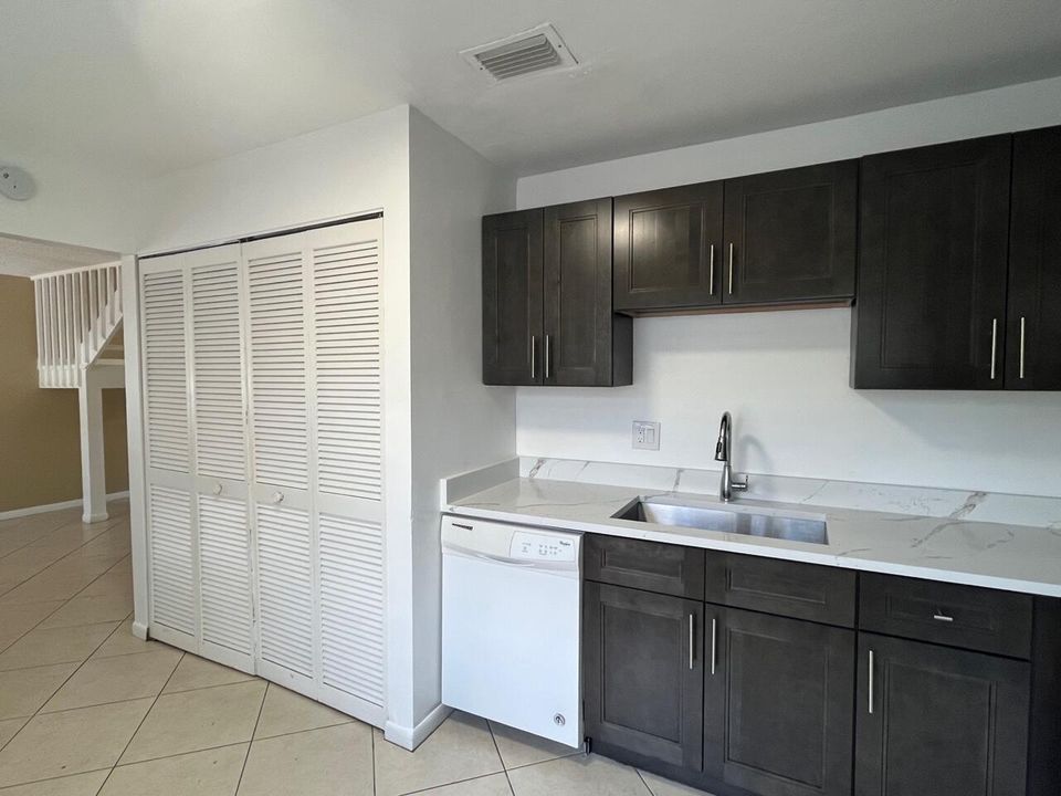 Active With Contract: $2,900 (4 beds, 2 baths, 1605 Square Feet)