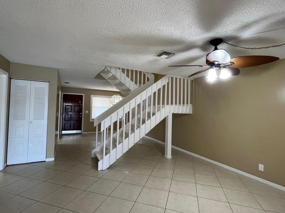 Active With Contract: $2,900 (4 beds, 2 baths, 1605 Square Feet)
