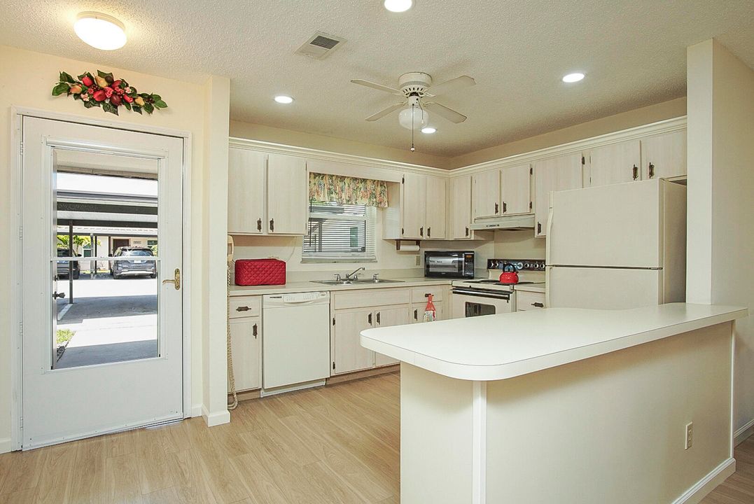 For Sale: $235,000 (2 beds, 2 baths, 1182 Square Feet)