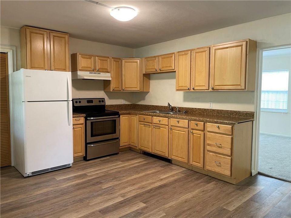 For Sale: $185,000 (2 beds, 1 baths, 910 Square Feet)
