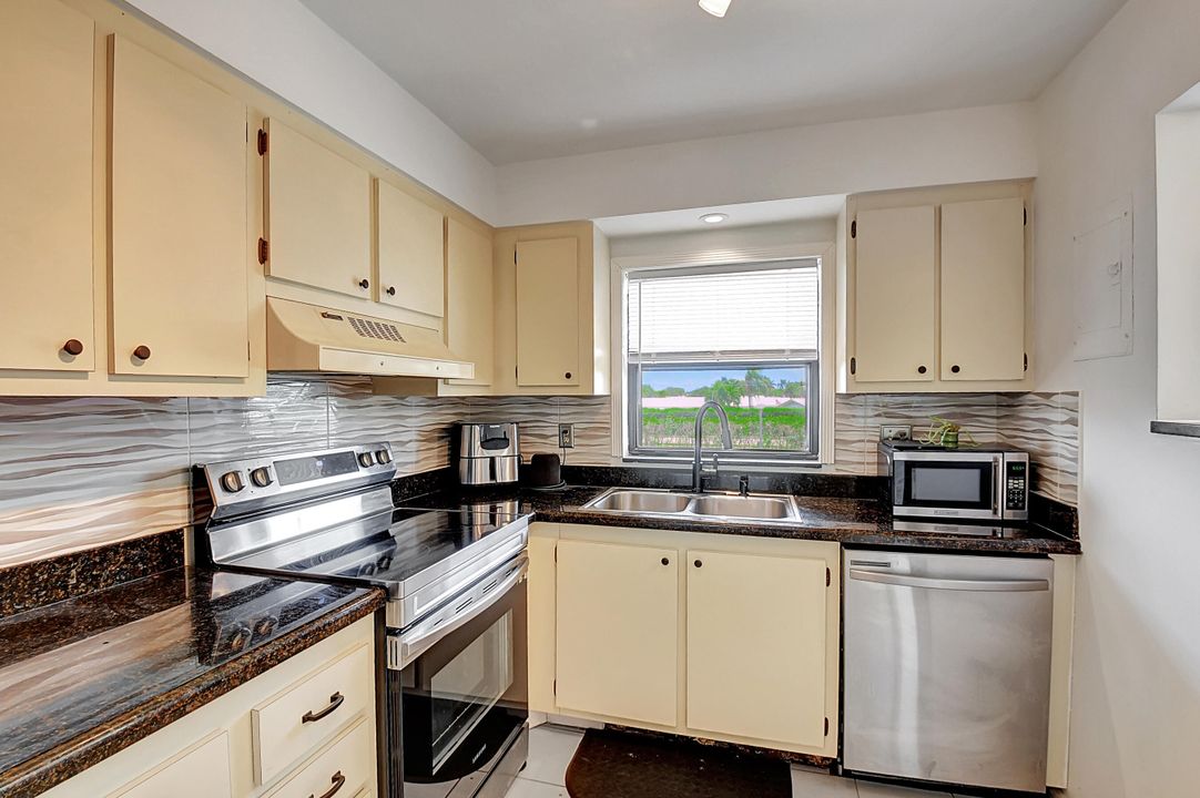 For Sale: $208,000 (2 beds, 2 baths, 900 Square Feet)