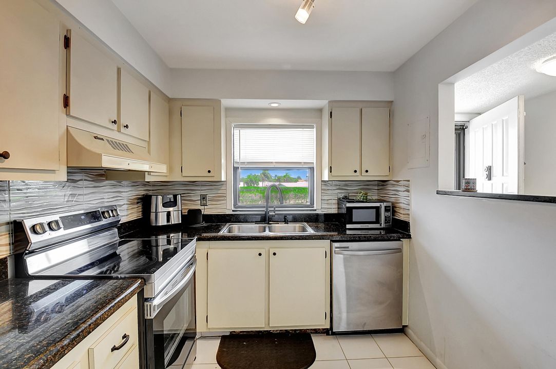For Sale: $208,000 (2 beds, 2 baths, 900 Square Feet)