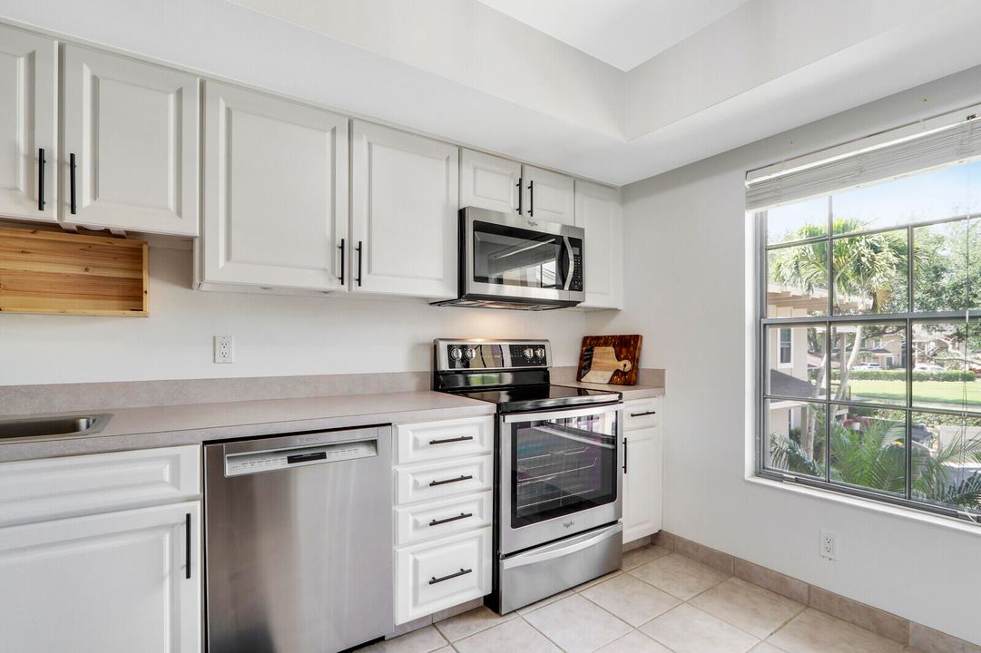 For Sale: $289,900 (2 beds, 2 baths, 1230 Square Feet)