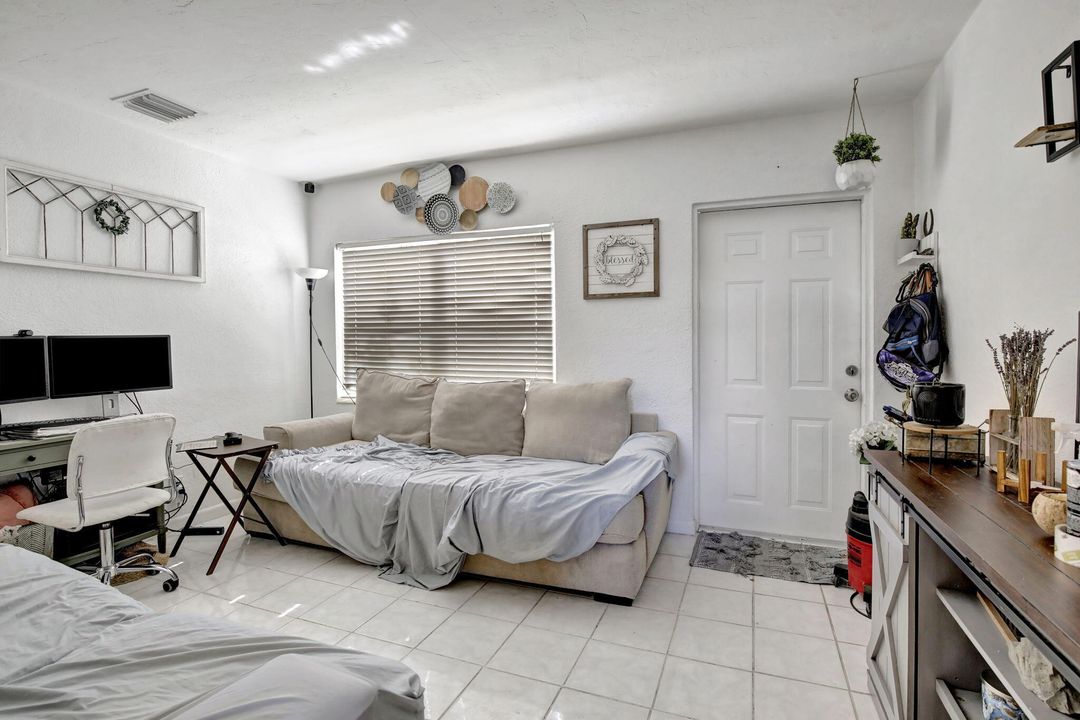 For Sale: $389,900 (3 beds, 1 baths, 834 Square Feet)