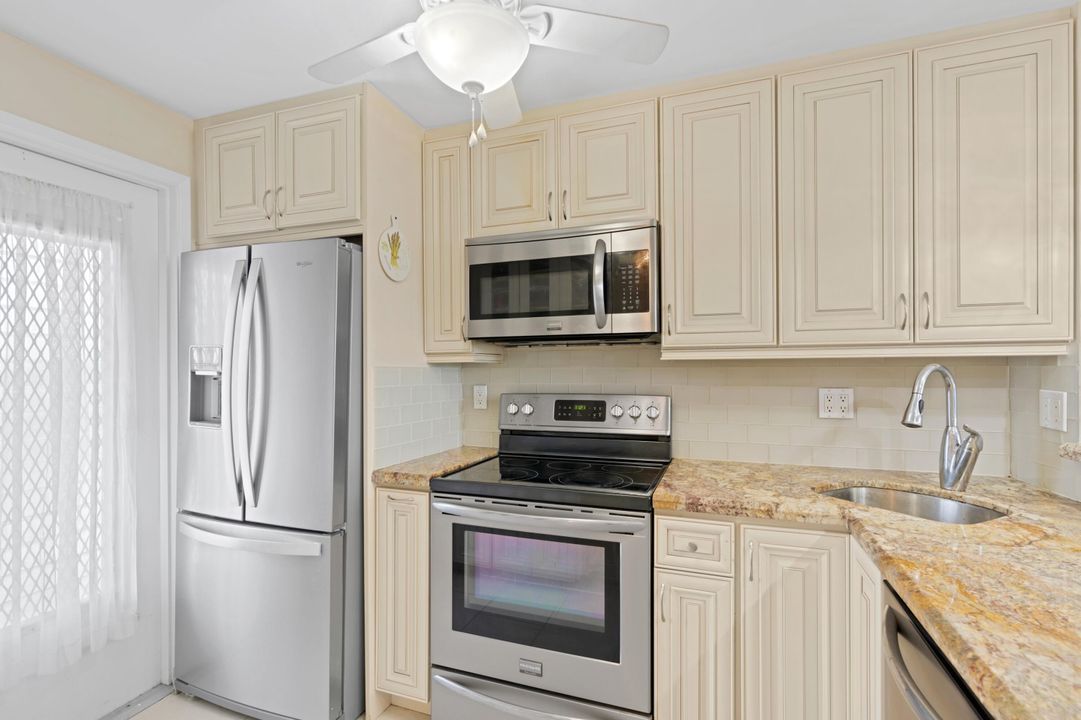 For Sale: $225,000 (2 beds, 2 baths, 1070 Square Feet)
