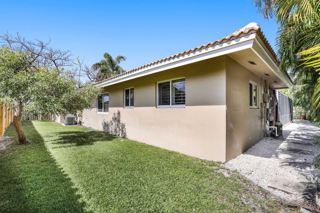 For Sale: $945,000 (3 beds, 2 baths, 1701 Square Feet)