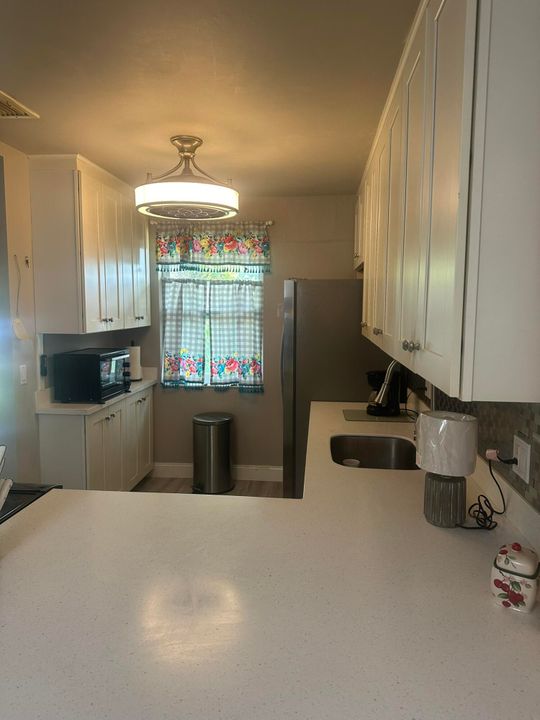 For Rent: $1,600 (1 beds, 1 baths, 721 Square Feet)
