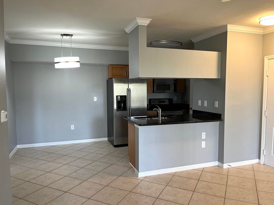 Active With Contract: $1,750 (1 beds, 1 baths, 740 Square Feet)