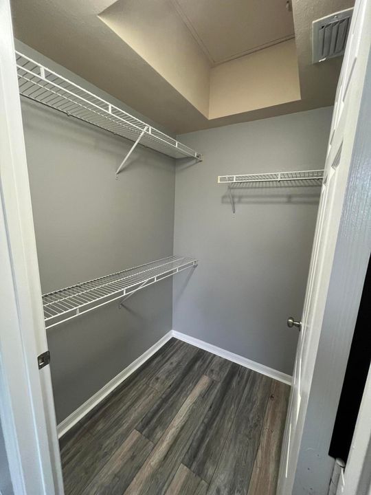Active With Contract: $1,750 (1 beds, 1 baths, 740 Square Feet)