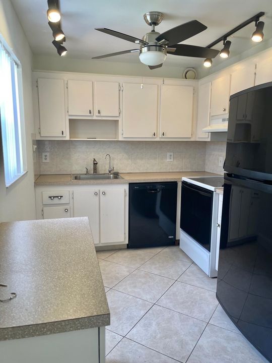 Active With Contract: $1,600 (2 beds, 2 baths, 883 Square Feet)