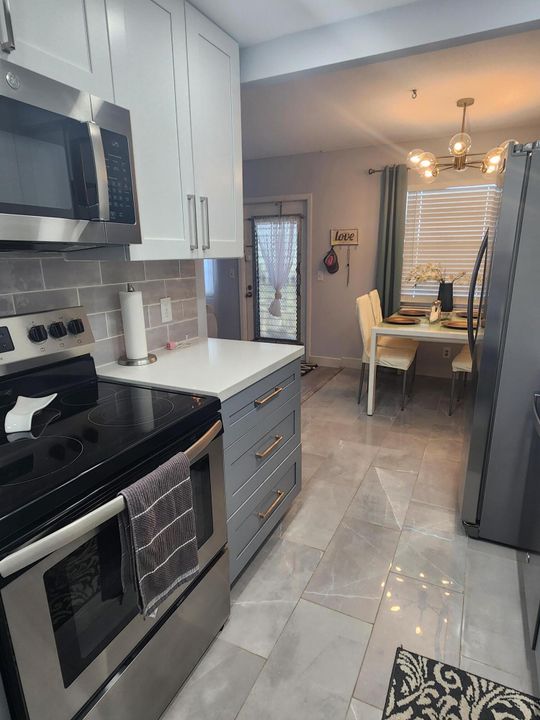 For Sale: $239,900 (2 beds, 1 baths, 861 Square Feet)