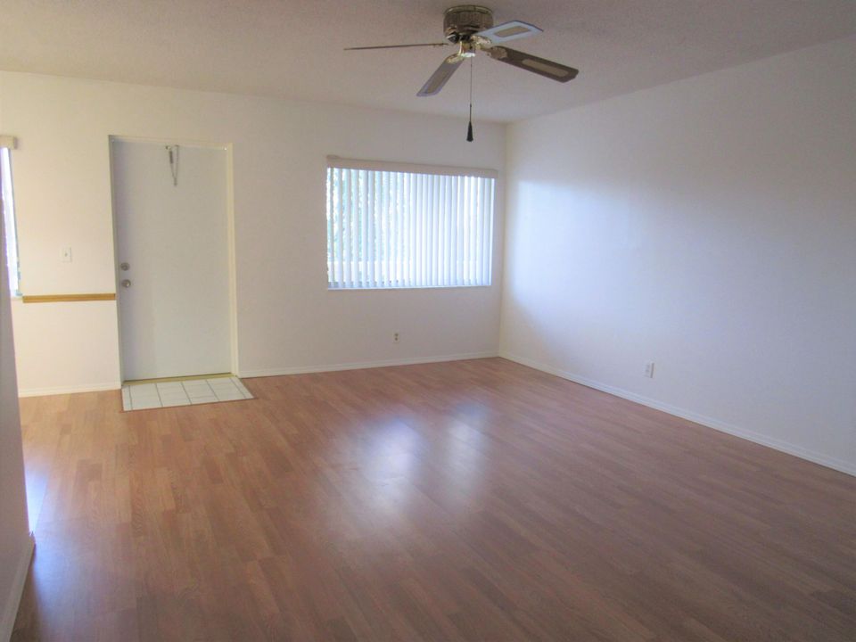 Active With Contract: $1,650 (2 beds, 1 baths, 825 Square Feet)