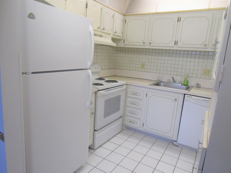 Active With Contract: $1,650 (2 beds, 1 baths, 825 Square Feet)