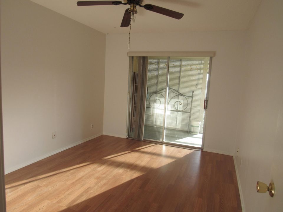 Active With Contract: $1,650 (2 beds, 1 baths, 825 Square Feet)