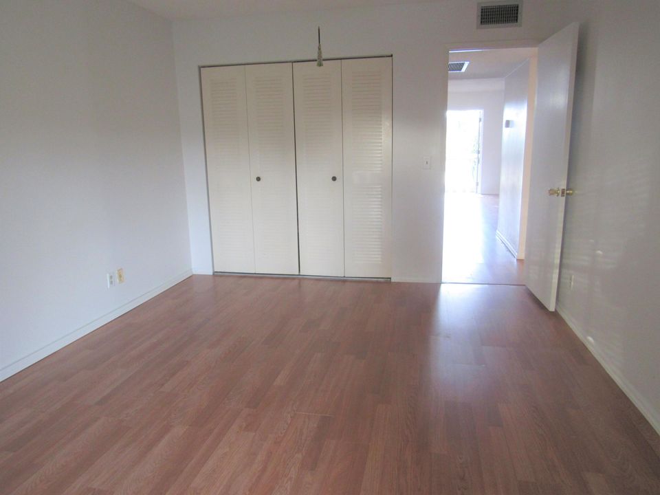 Active With Contract: $1,650 (2 beds, 1 baths, 825 Square Feet)