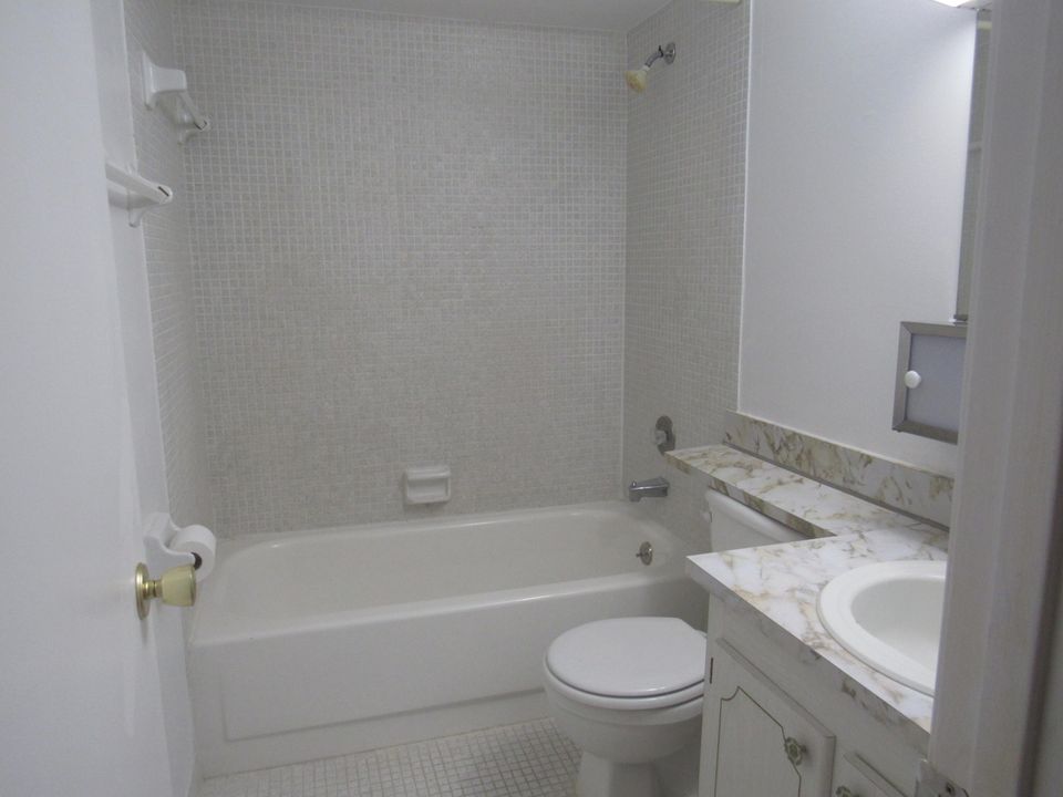 Active With Contract: $1,650 (2 beds, 1 baths, 825 Square Feet)