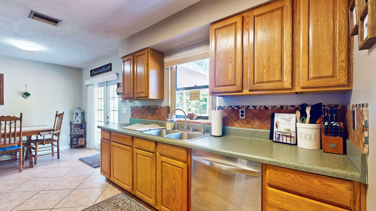 For Sale: $285,000 (3 beds, 2 baths, 1257 Square Feet)