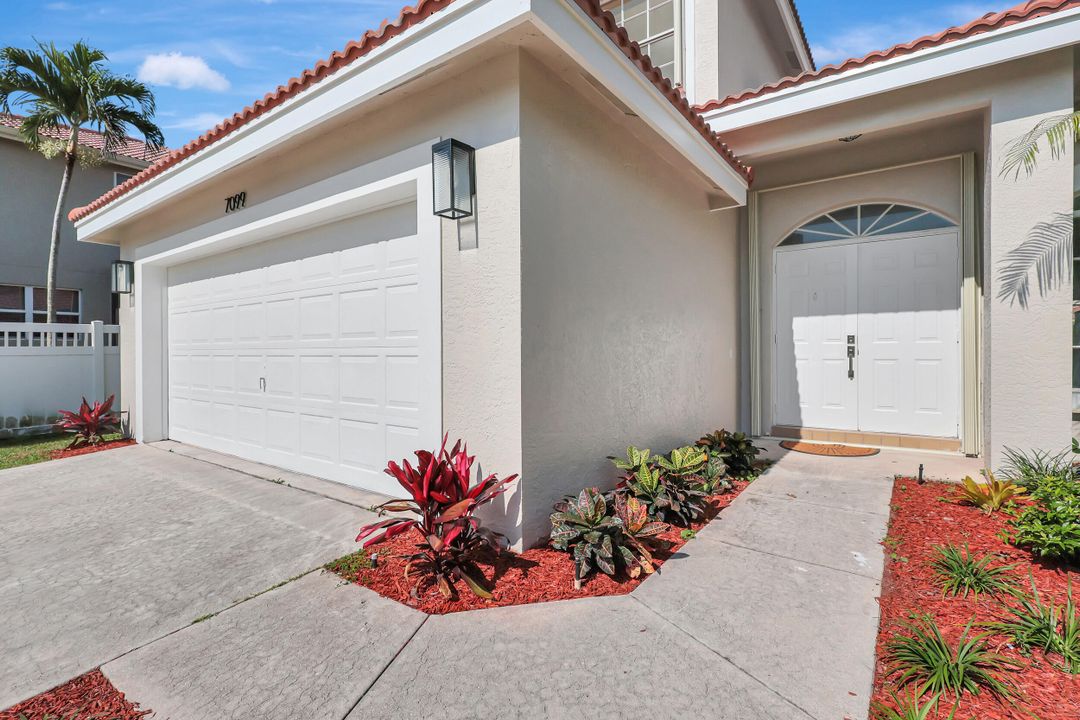 For Sale: $625,000 (4 beds, 2 baths, 2092 Square Feet)