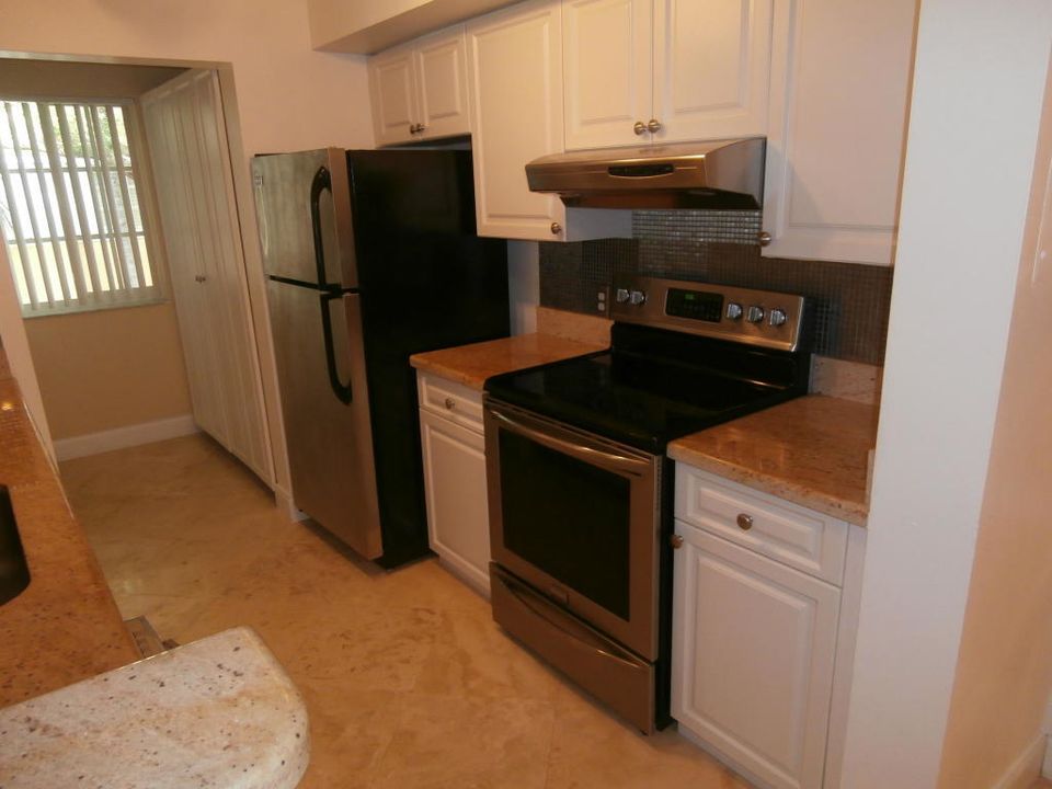 For Rent: $2,300 (2 beds, 1 baths, 982 Square Feet)
