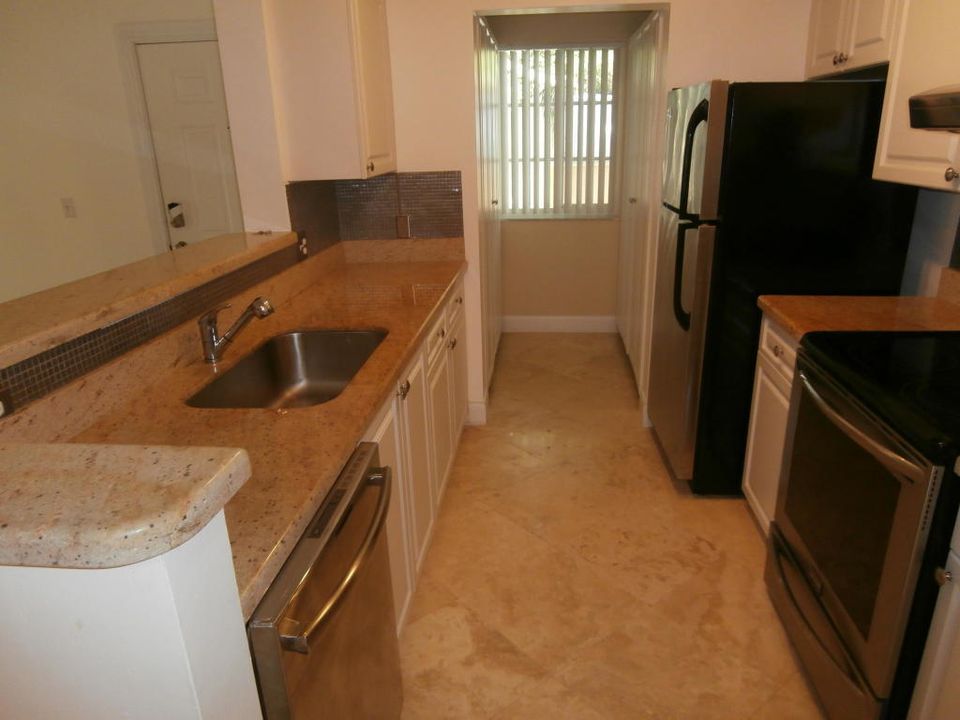 For Rent: $2,300 (2 beds, 1 baths, 982 Square Feet)