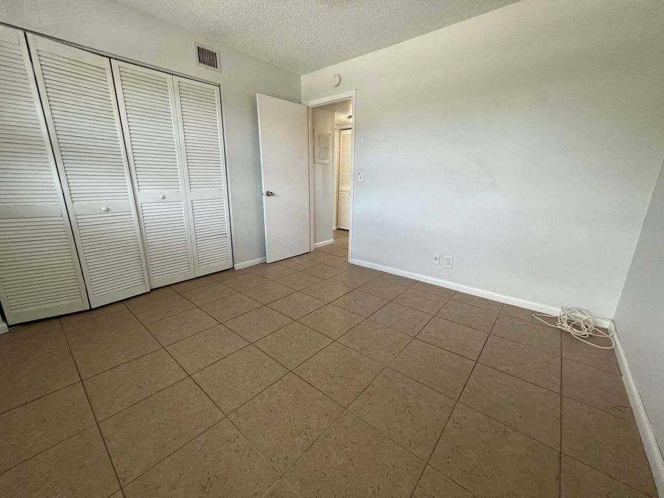 Active With Contract: $1,995 (2 beds, 1 baths, 800 Square Feet)