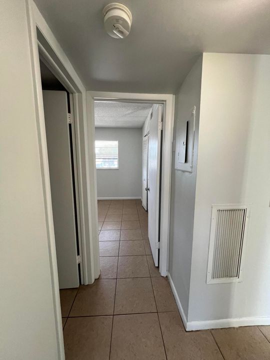 Active With Contract: $1,995 (2 beds, 1 baths, 800 Square Feet)
