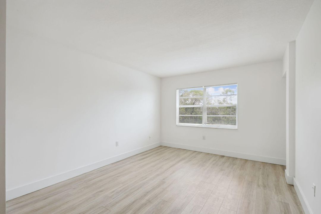 Active With Contract: $2,000 (2 beds, 2 baths, 1040 Square Feet)