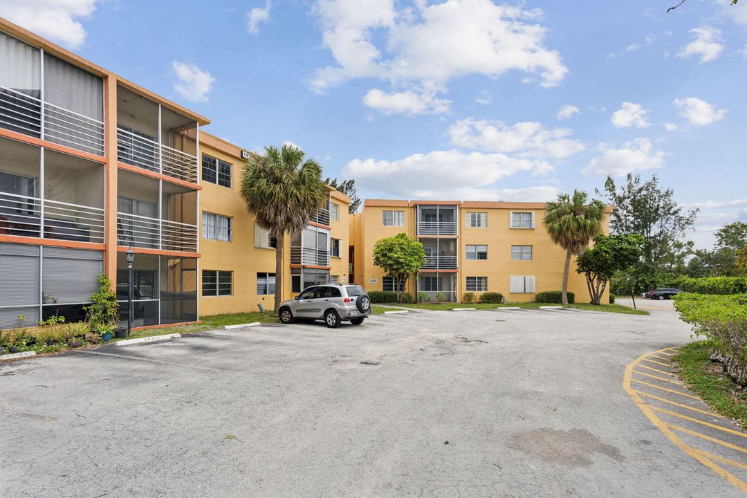 Active With Contract: $2,000 (2 beds, 2 baths, 1040 Square Feet)