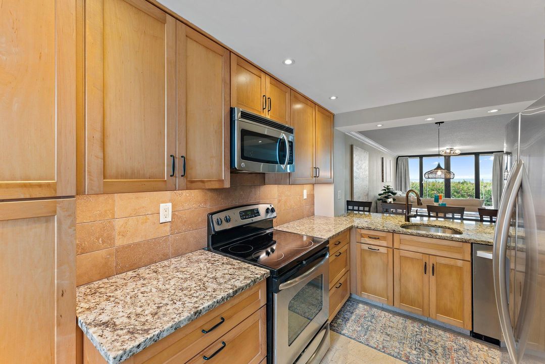 For Sale: $515,000 (2 beds, 2 baths, 1023 Square Feet)