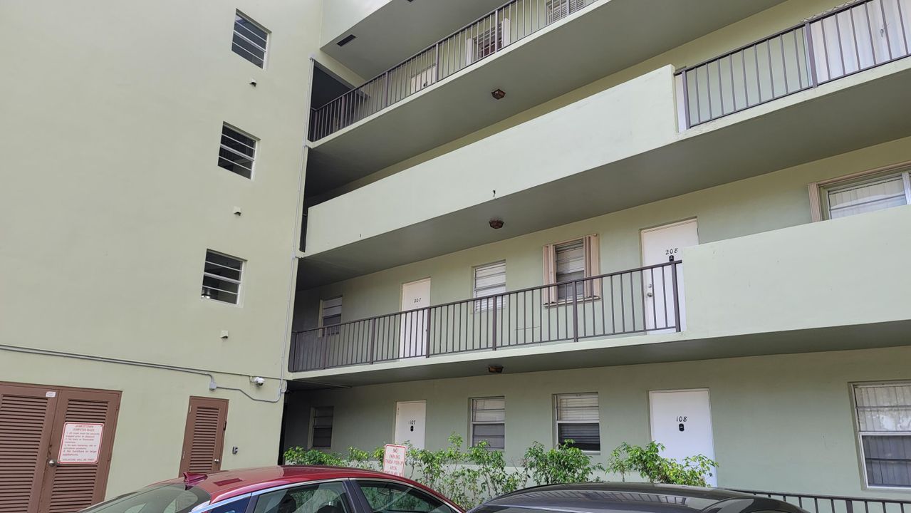 Active With Contract: $1,775 (2 beds, 2 baths, 835 Square Feet)