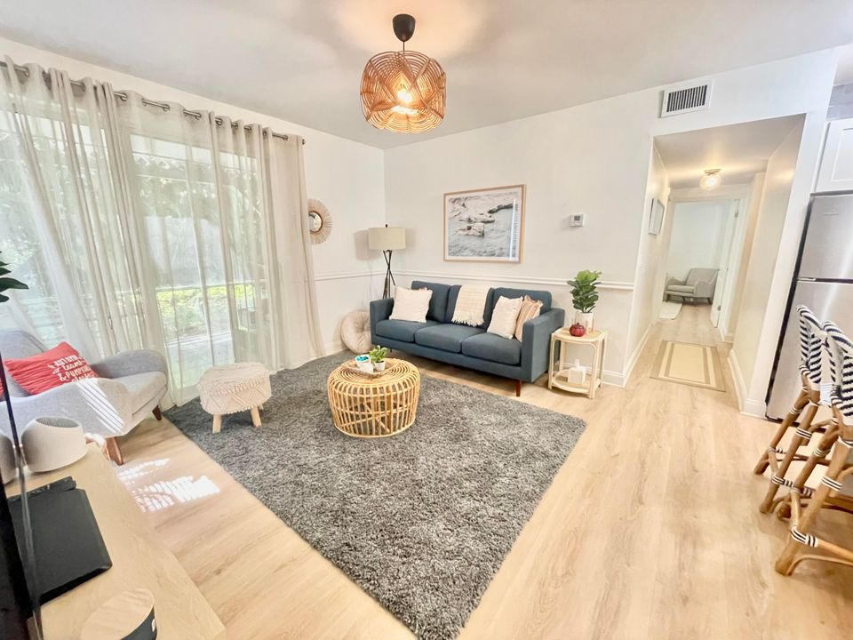 For Sale: $545,000 (2 beds, 2 baths, 925 Square Feet)