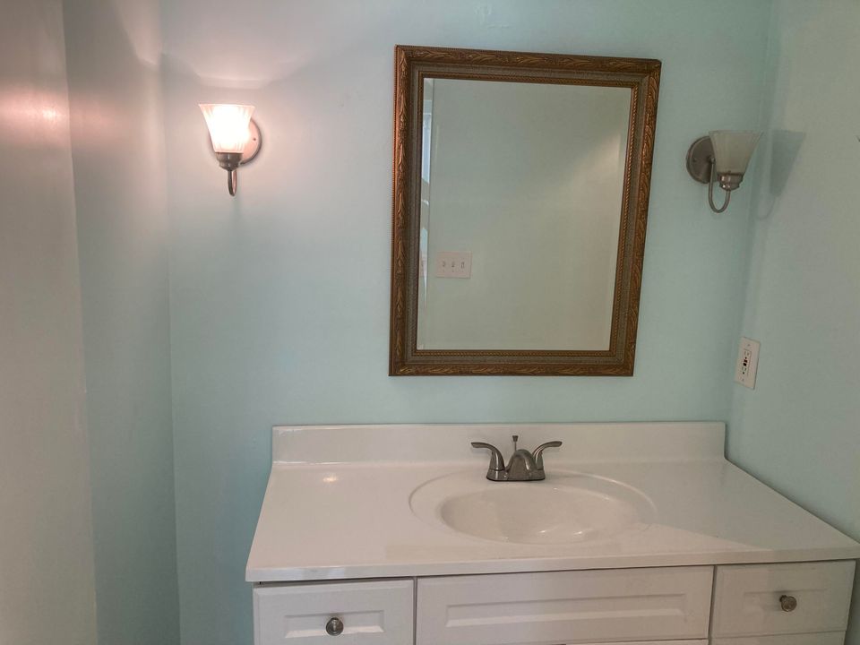 For Sale: $289,000 (1 beds, 1 baths, 1126 Square Feet)