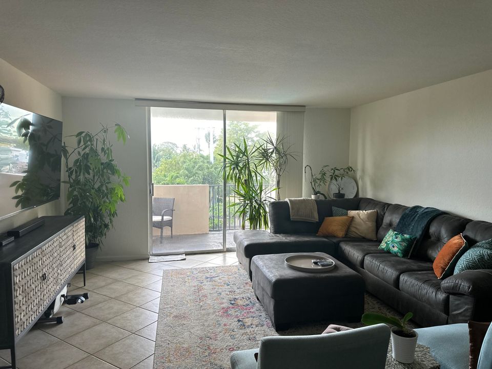 For Rent: $3,000 (2 beds, 2 baths, 1379 Square Feet)