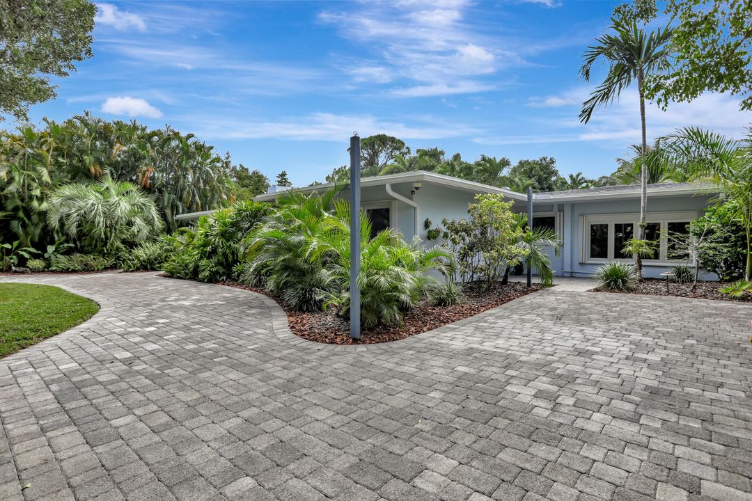 Active With Contract: $2,500,000 (5 beds, 4 baths, 3255 Square Feet)