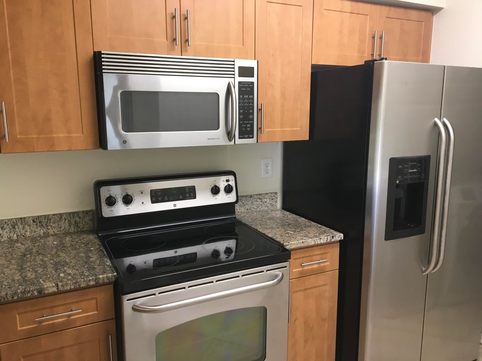 For Rent: $2,350 (2 beds, 2 baths, 1071 Square Feet)