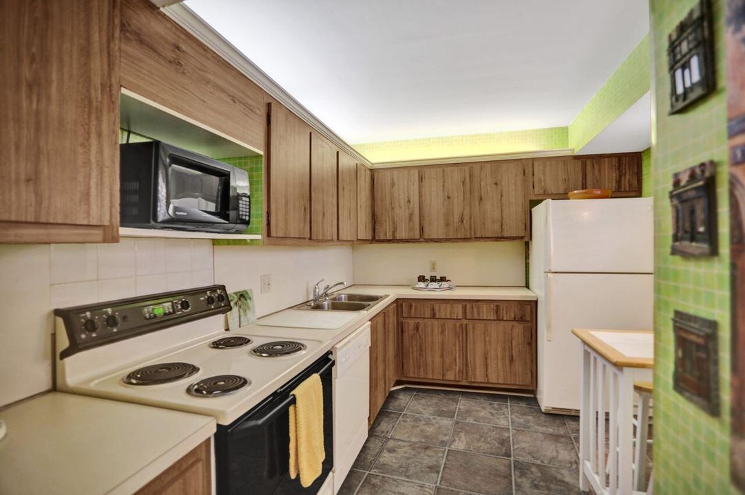 For Sale: $579,000 (2 beds, 2 baths, 1170 Square Feet)
