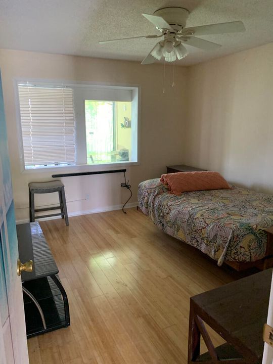 For Sale: $155,000 (2 beds, 1 baths, 651 Square Feet)
