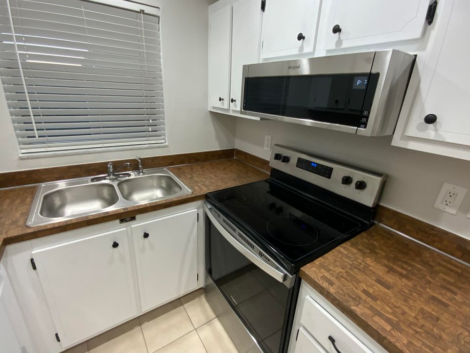 For Rent: $2,450 (2 beds, 2 baths, 978 Square Feet)