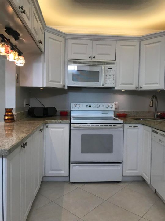 For Rent: $2,195 (2 beds, 2 baths, 1115 Square Feet)