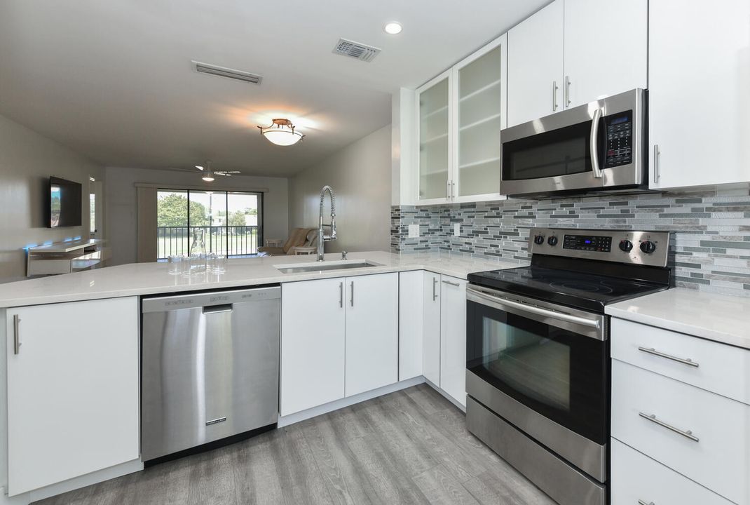 For Sale: $299,999 (2 beds, 2 baths, 1020 Square Feet)