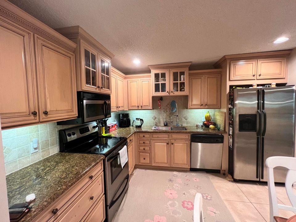 For Rent: $3,000 (2 beds, 2 baths, 1275 Square Feet)