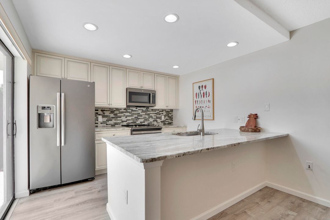 For Sale: $299,880 (2 beds, 2 baths, 1236 Square Feet)