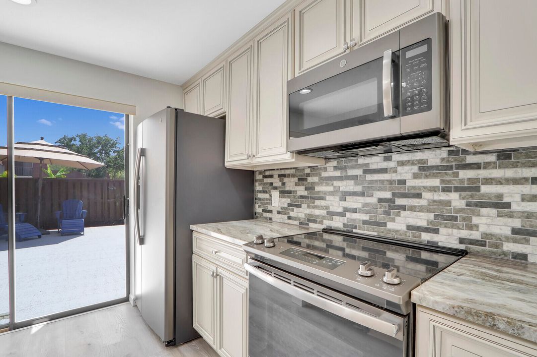 For Sale: $299,880 (2 beds, 2 baths, 1236 Square Feet)