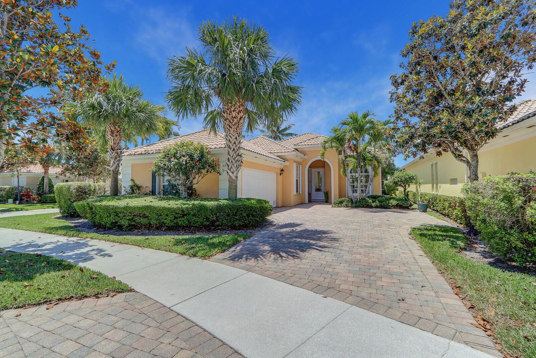 Recently Sold: $799,000 (3 beds, 3 baths, 2221 Square Feet)