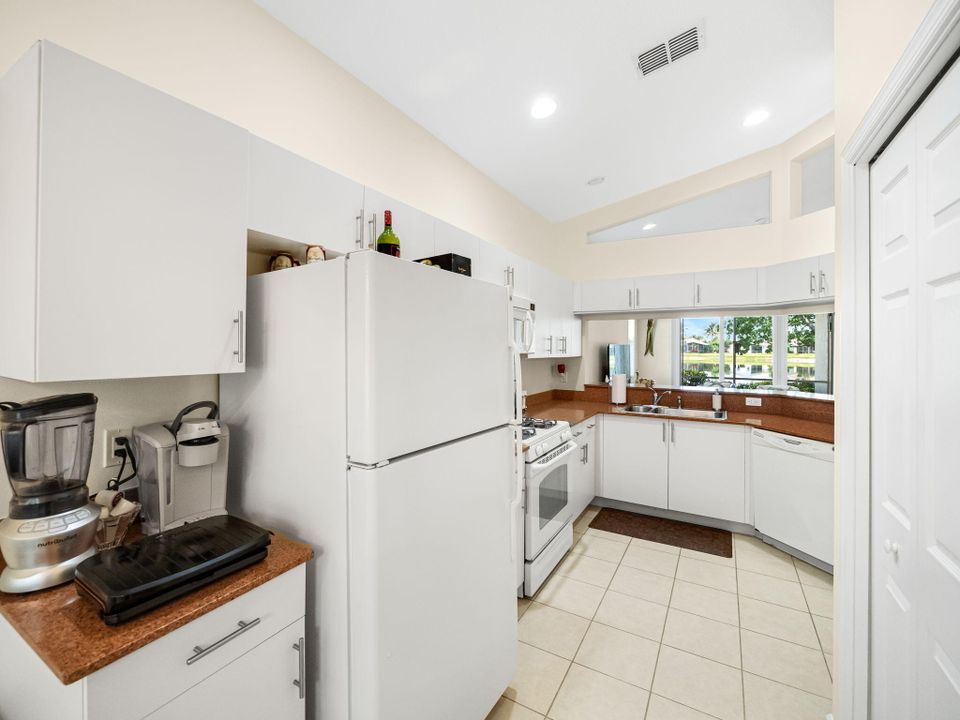For Sale: $390,000 (2 beds, 2 baths, 1710 Square Feet)