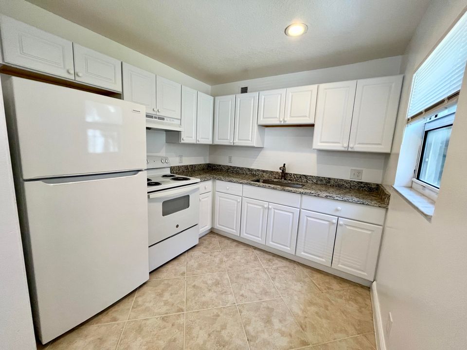 For Rent: $1,900 (2 beds, 1 baths, 1050 Square Feet)
