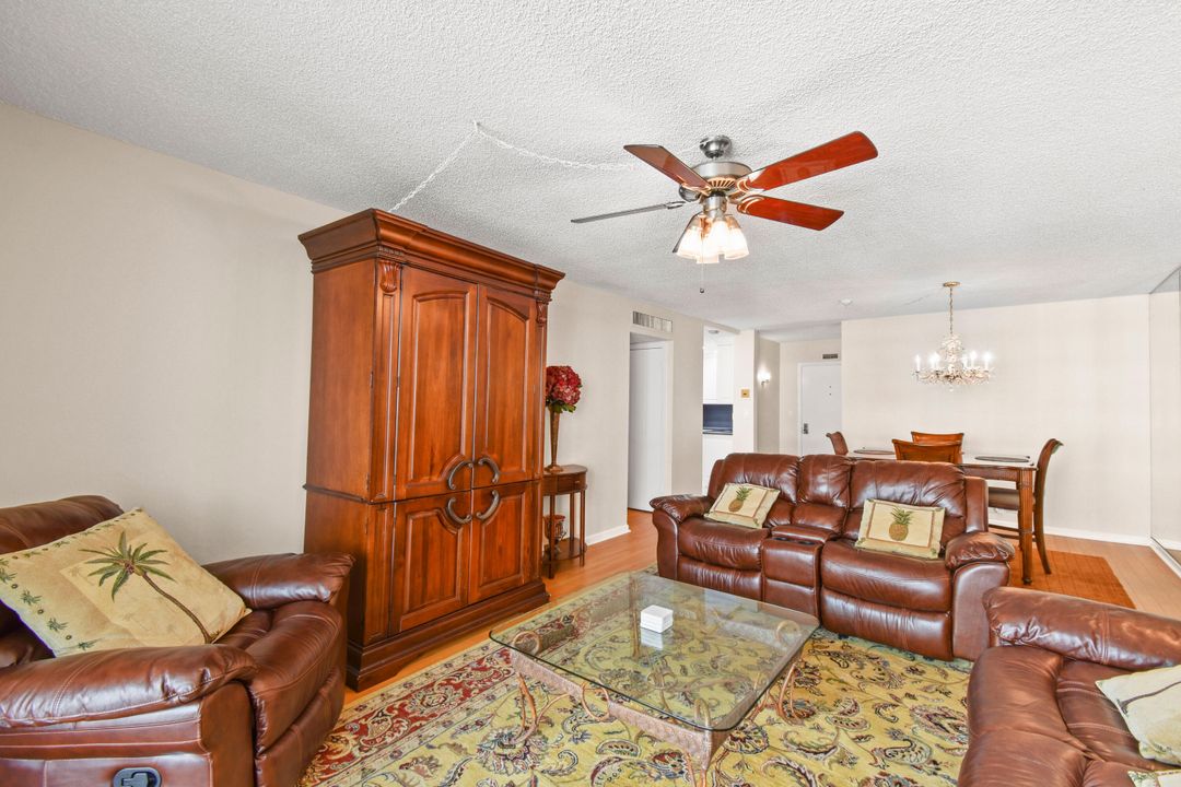 For Sale: $375,000 (2 beds, 2 baths, 1028 Square Feet)