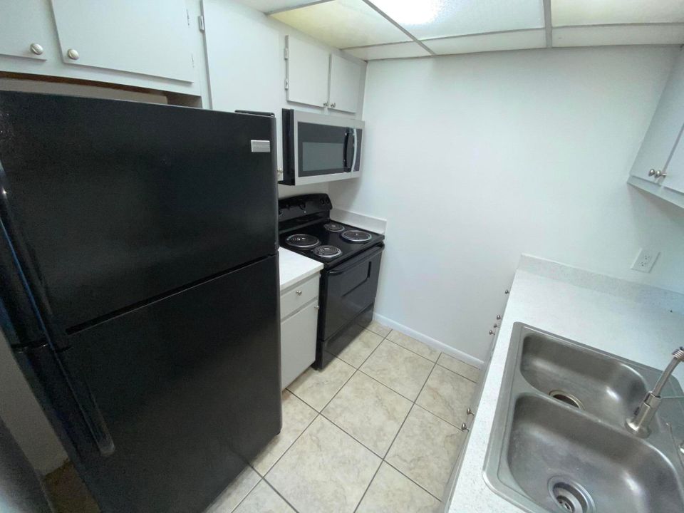 Active With Contract: $1,595 (1 beds, 1 baths, 556 Square Feet)