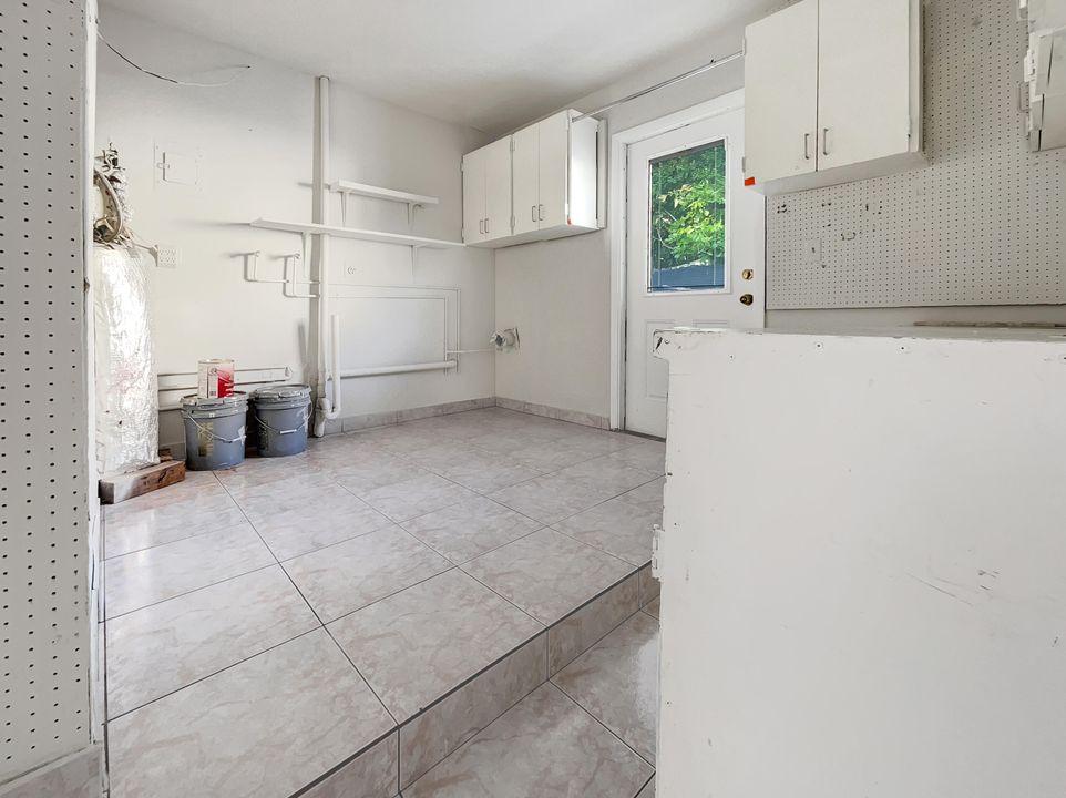 For Sale: $400,000 (3 beds, 2 baths, 957 Square Feet)